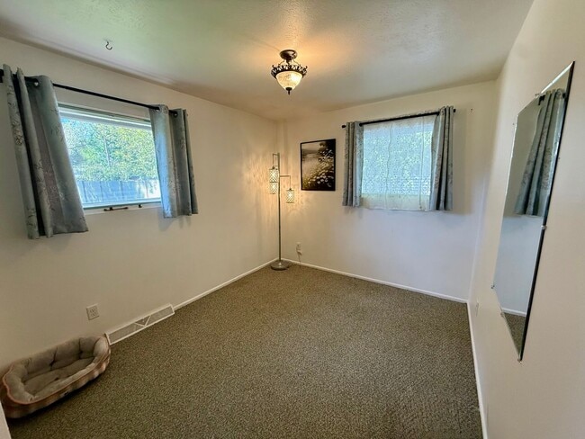 Building Photo - 104 Saranac Dr