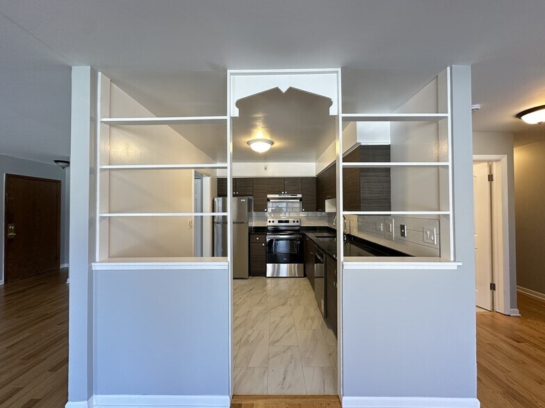 Building Photo - 1639 Oakwood Ave