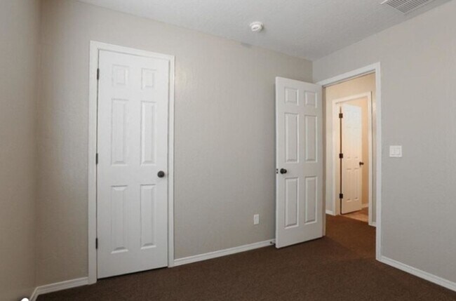 Building Photo - Center Way Apartments 3BDR - 2 BATH