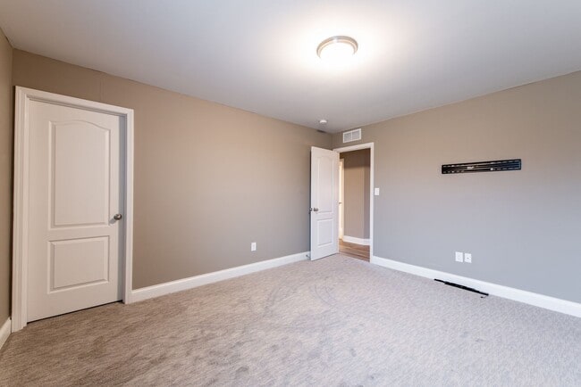 Building Photo - 4 Bedroom 2 Bath in Fisherville!