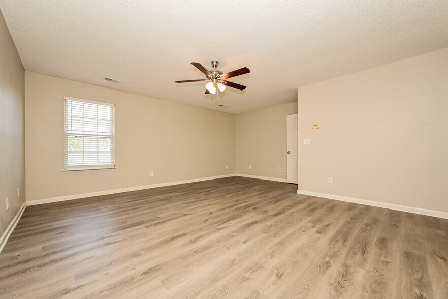 Building Photo - 2009 Farm Hill Ct