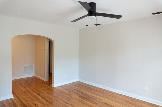 Building Photo - 1503 Fernando Dr