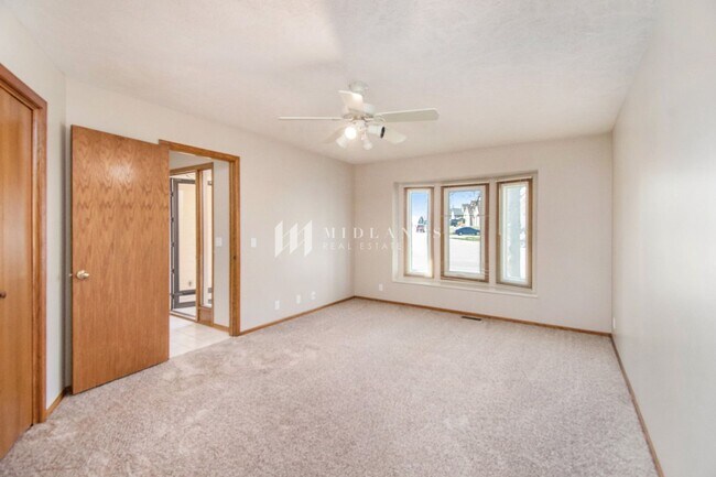 Building Photo - Castle Ridge 5 Bedroom Ranch