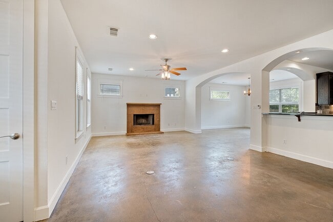 Building Photo - Beloved 3 Bedroom, 2.5 Bath Home in Brentwood