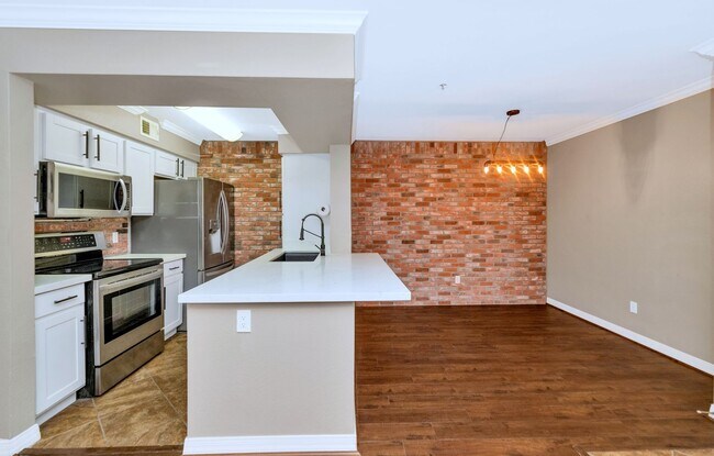 Building Photo - 2025 E Campbell Ave