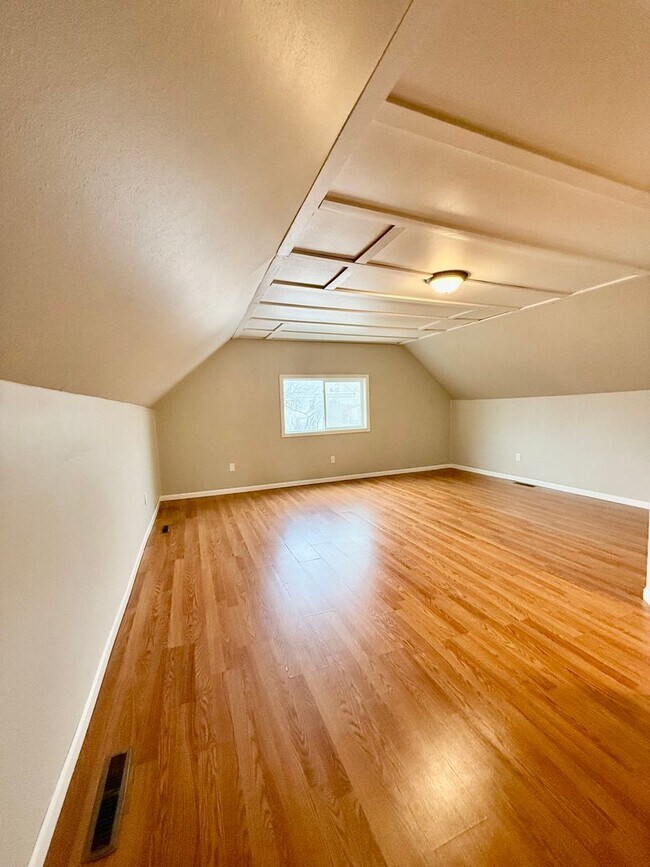 Building Photo - Available Feb 15th! Spacious 3–4 Bedroom Home in Prime Central Location