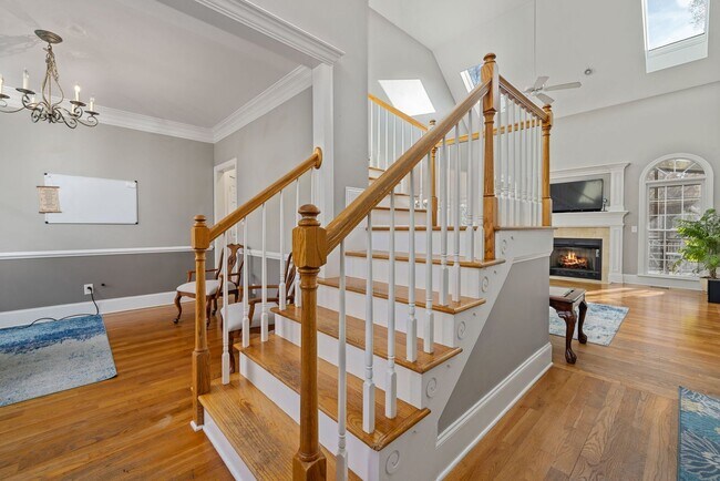Building Photo - 4 Bed | 2.5 Bath House with Garage