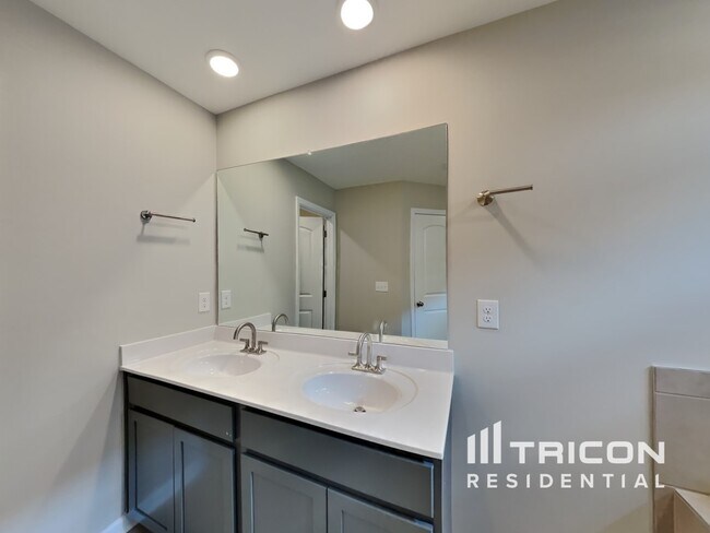 Building Photo - 160 Millbrook Dr