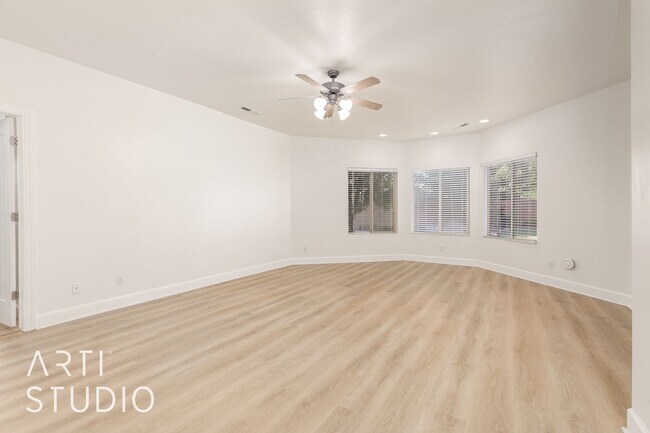 Building Photo - 4 Bedroom. 2/5 Bathroom Home in Meadow Val...