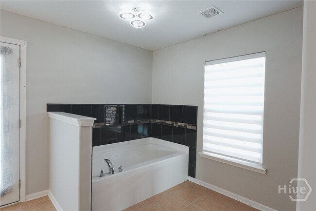 Building Photo - 25 Litchfield Dr