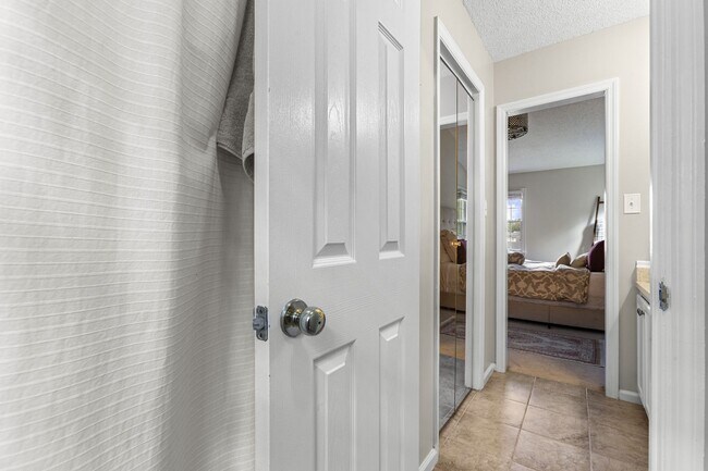 Building Photo - Inviting Jacksonville Home Near Shopping, Dining & Everyday Conveniences