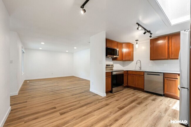 Building Photo - Newly Renovated 4BR Duplex in SW Loveland