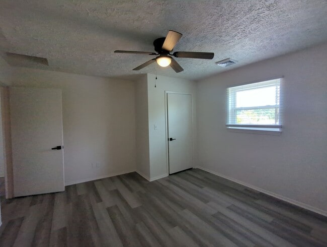 Building Photo - 2015 Duncan Ave