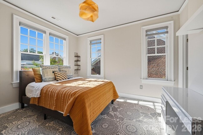 Building Photo - 1124 Dilworth Crescent Row