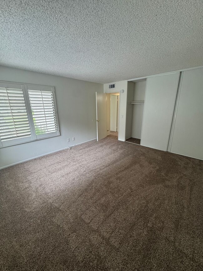 Building Photo - Resort-Style Condo Living with Pool Access & Community Amenities