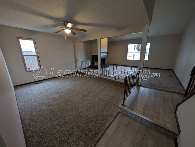 Building Photo - Spacious Townhome with Vaulted Ceilings, Fireplace & Garage