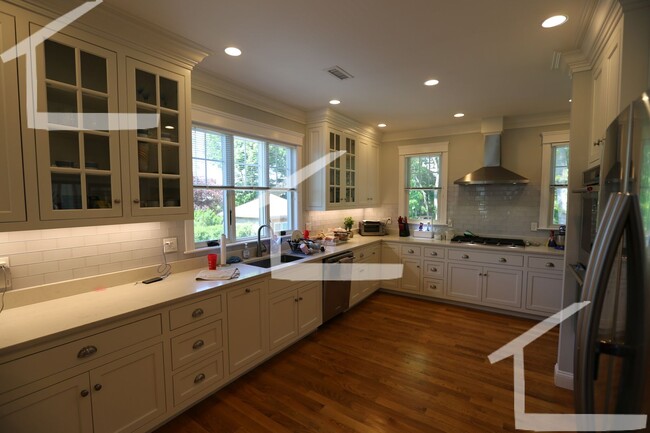 Building Photo - 7/1 Massive, renovated 5BR/3.5BA near Wash...