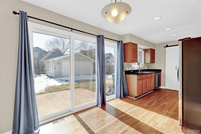 Building Photo - 1560 E Lincoln St