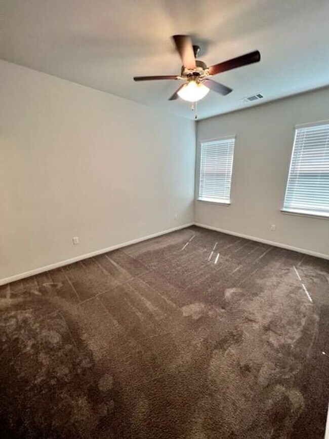 Building Photo - Beautiful Free standing Single Story Sorrento Condominium Home 3-2 with 2 car Garage / Pflugerville