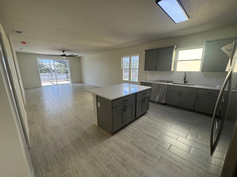 Building Photo - 839 Knollwood Dr