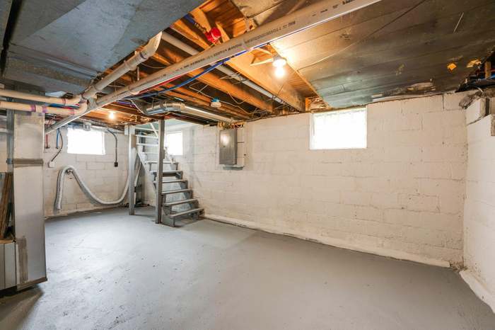 Building Photo - 695 Reinhard Ave