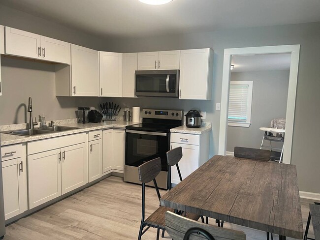 Building Photo - 609 Lakeshore Dr