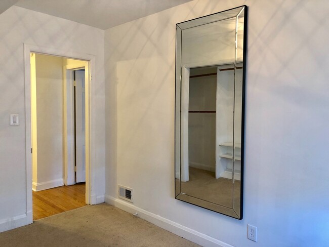 Building Photo - Updated 3 Bedroom Townhome - Edmondson/Hun...
