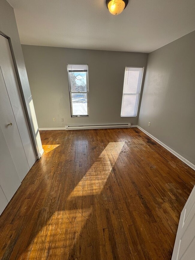 Building Photo - 305 S 4th St