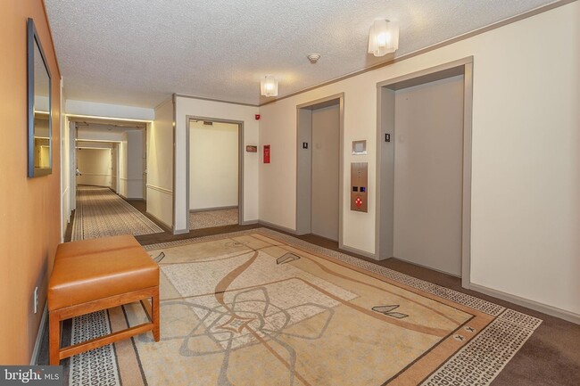 Building Photo - 5902 Mt Eagle Dr