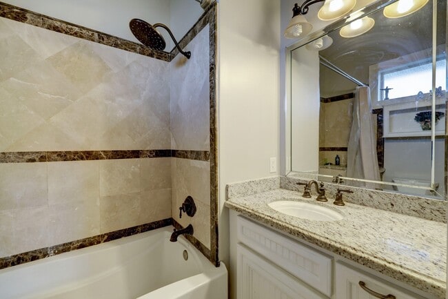 Building Photo - 1302 W 21st St