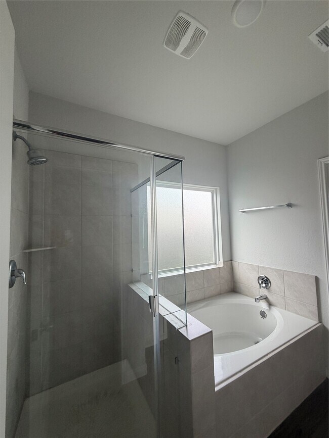 Building Photo - 16617 Olivewood Ln