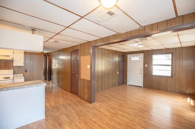 Building Photo - 1805 Oriole Dr