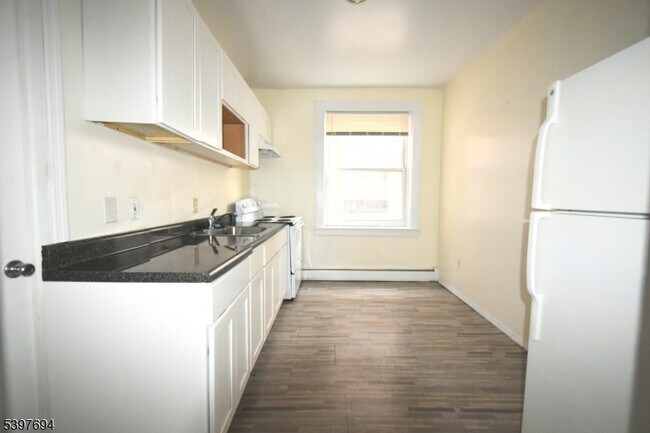 Building Photo - 1600 Maple Ave