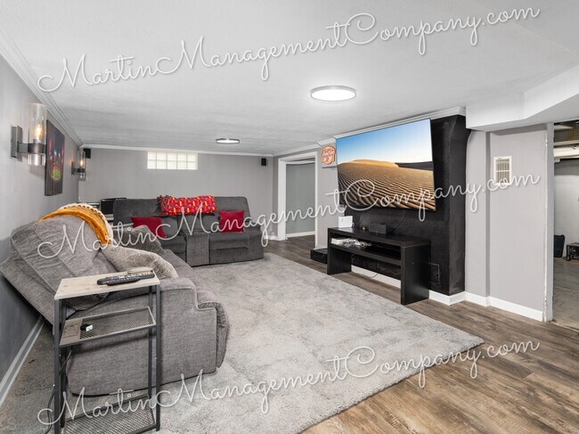 Building Photo - 906 S Barrett Ave