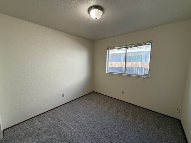 Building Photo - Spacious 4bed 2bath home in the Rio Linda/...