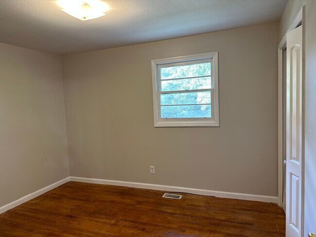 bedroom 3 - 3352 Wedgewood Dr