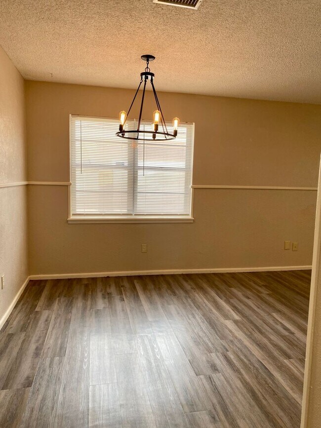 Building Photo - Updated in Central Lubbock