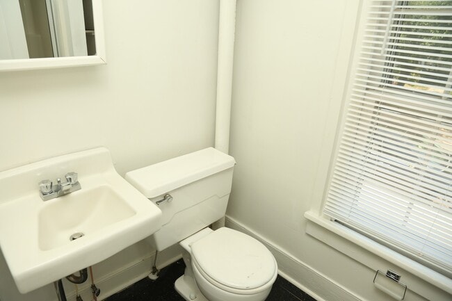 Building Photo - 920 Anderson St