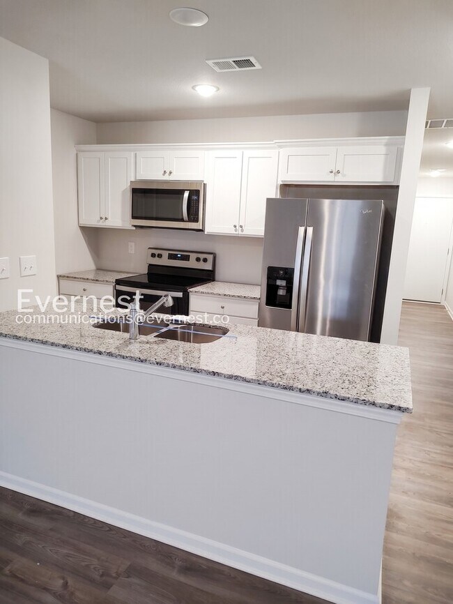 Building Photo - 3 Bed/2 Bath Home with Garage / Pet-Friendly / Coming Soon!