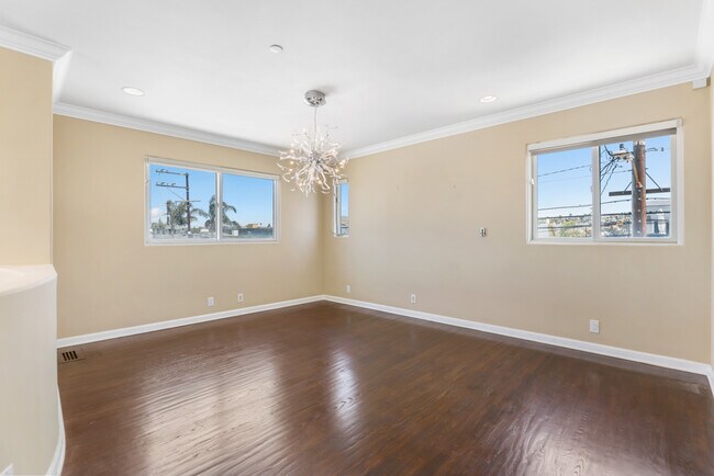 Building Photo - 209 Crest Dr