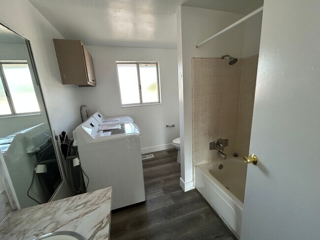 Building Photo - SIGNING BONUS AVAILABLE UP TO $800!! 2 Bed...