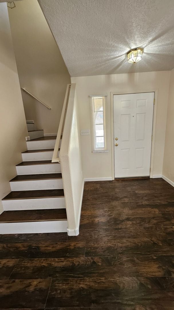 Building Photo - 5 Bed 3 Bath