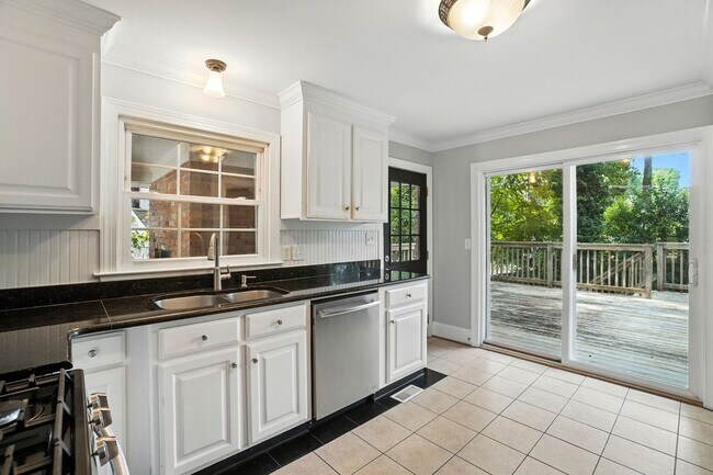 Building Photo - Perfect blend of Charm and Convenience!