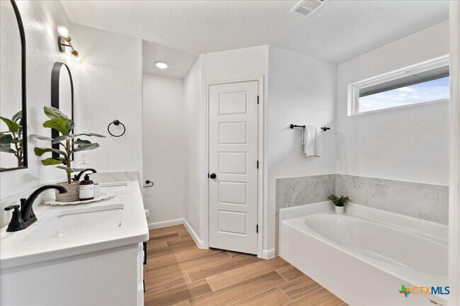 Building Photo - 6019 Catania Rd