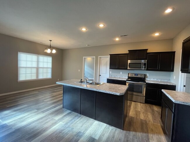 Building Photo - Upscale 3 Bed/2 Bath/3 Car Garage Availabl...