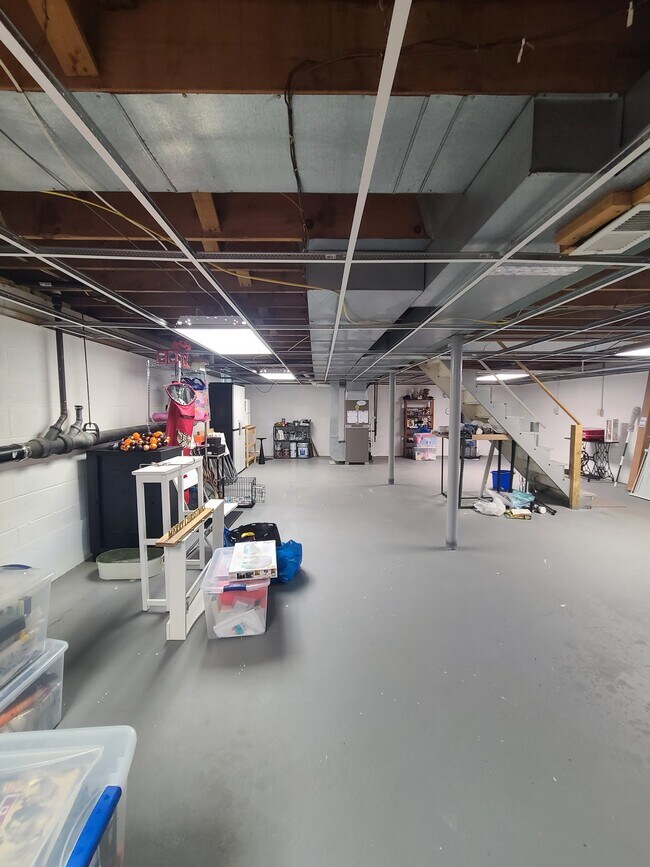 Building Photo - 2105 Hemlock Rd