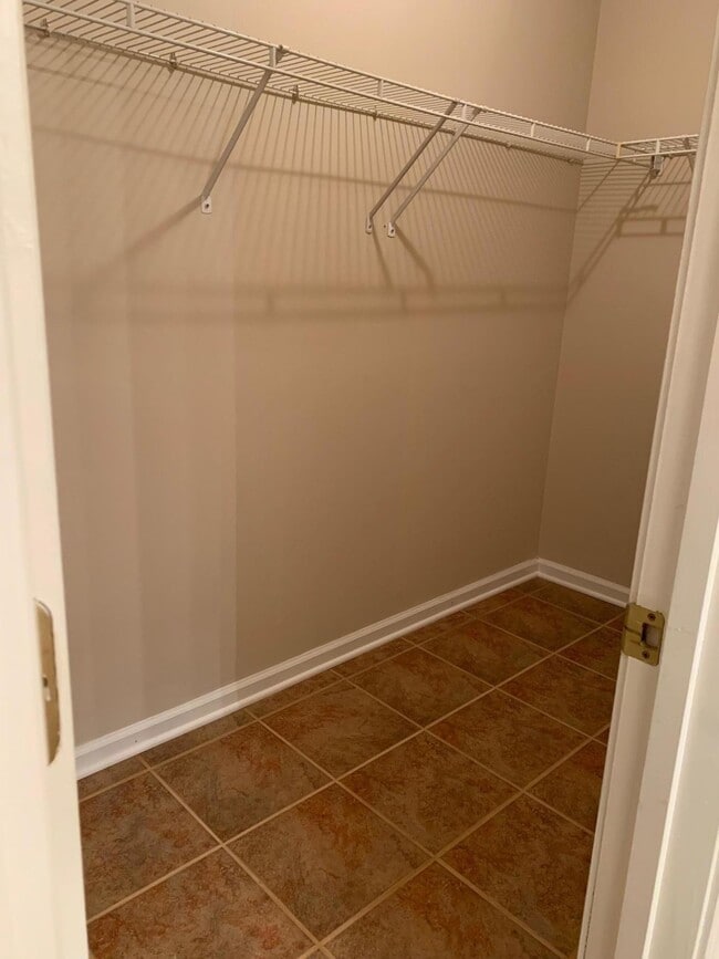 Building Photo - 3499 Lakeside Ct