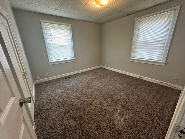 Building Photo - PRELEASING for AUGUST! Close to Campus