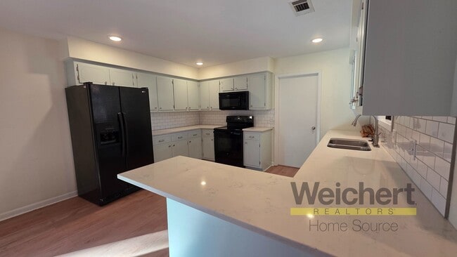 Building Photo - 3 bed, 2 bath in Center Hill