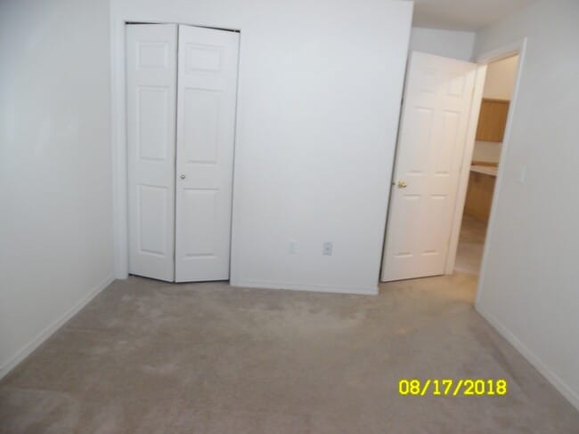 Building Photo - 565 NW Meadows Dr